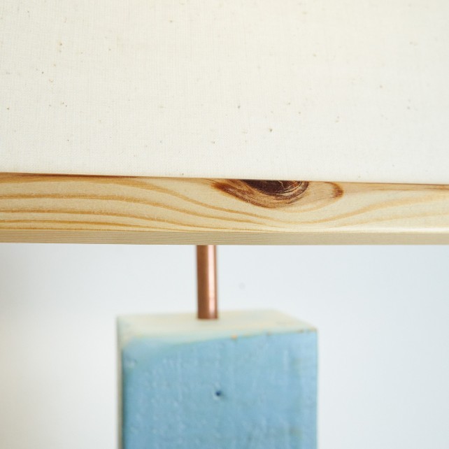 Lámpara de Toques Azules de Madera de Pallet Reciclada
