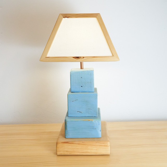 Lámpara de Toques Azules de Madera de Pallet Reciclada