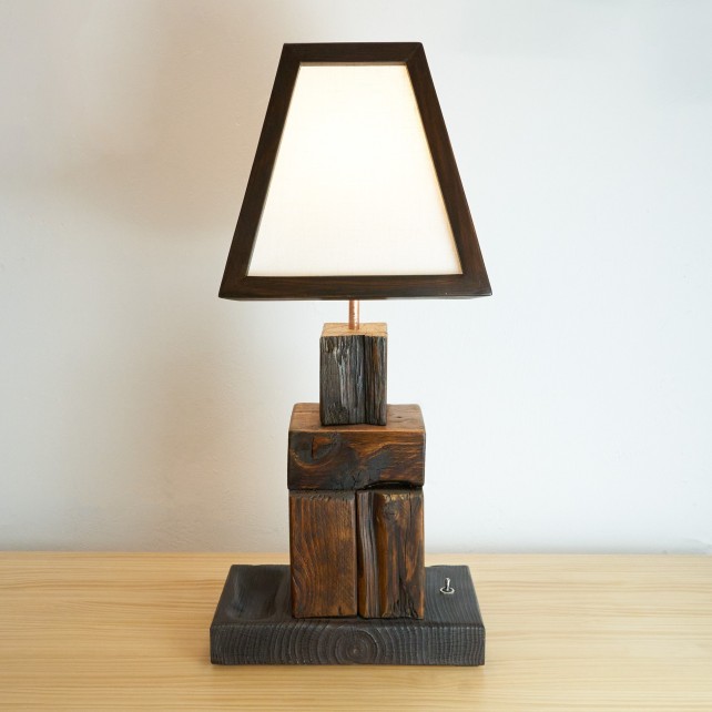 Lámpara Eco-Diseño: Tulipa Piramidal de Pallet y Base Yakisugi