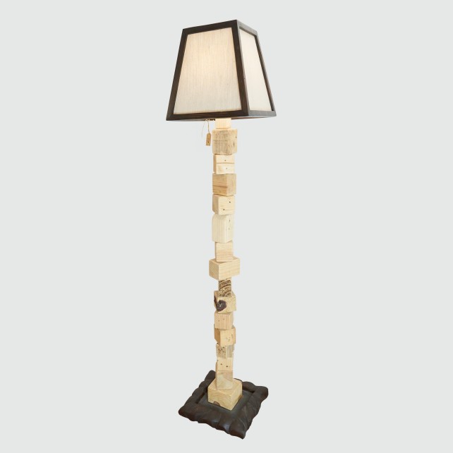 Lámpara de Pie Moderna y Natural | Madera Reciclada y Pantalla Oscura
