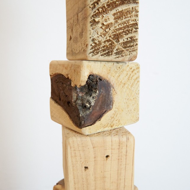 Lámpara de Pie Moderna y Natural | Madera Reciclada y Pantalla Oscura