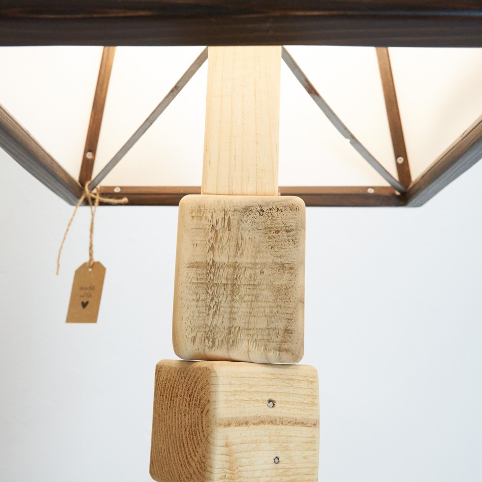 Lámpara de Pie Moderna y Natural | Madera Reciclada y Pantalla Oscura 2