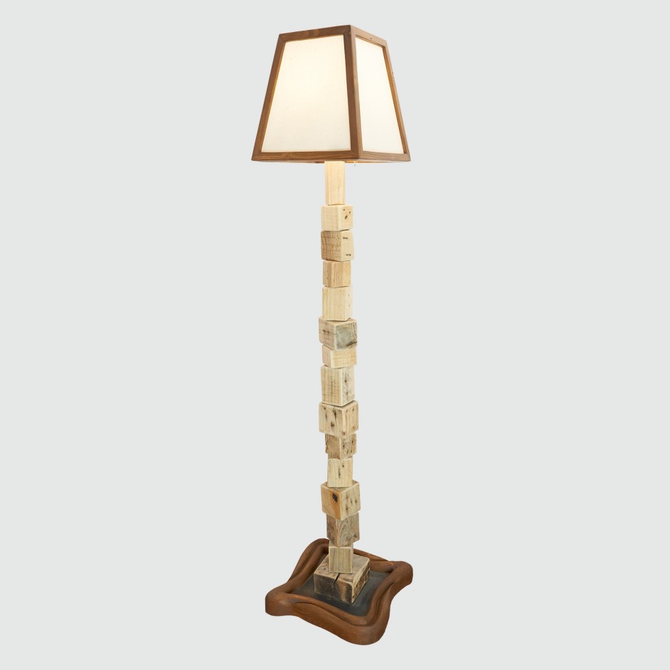 Lámpara de Pie Artesanal con Madera Reciclada | Diseño Sostenible y Natural