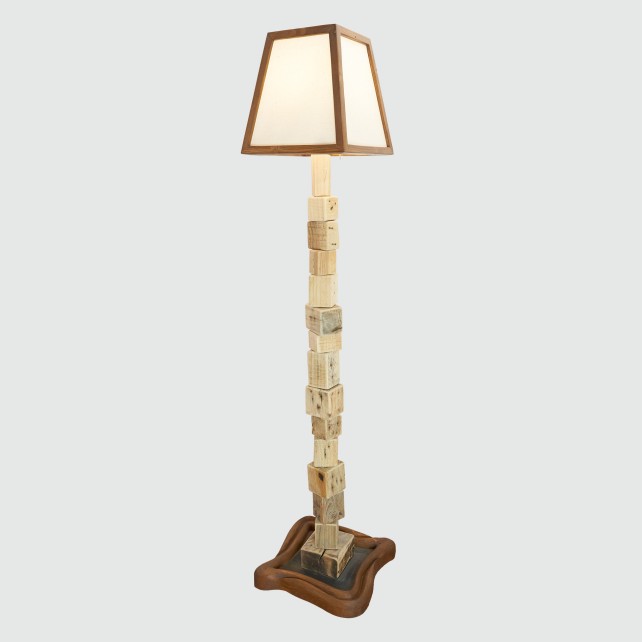 Lámpara de Pie Artesanal con Madera Reciclada | Diseño Sostenible y Natural