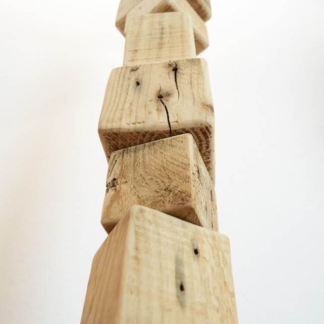 Lámpara de Pie Artesanal con Madera Reciclada | Diseño Sostenible y Natural